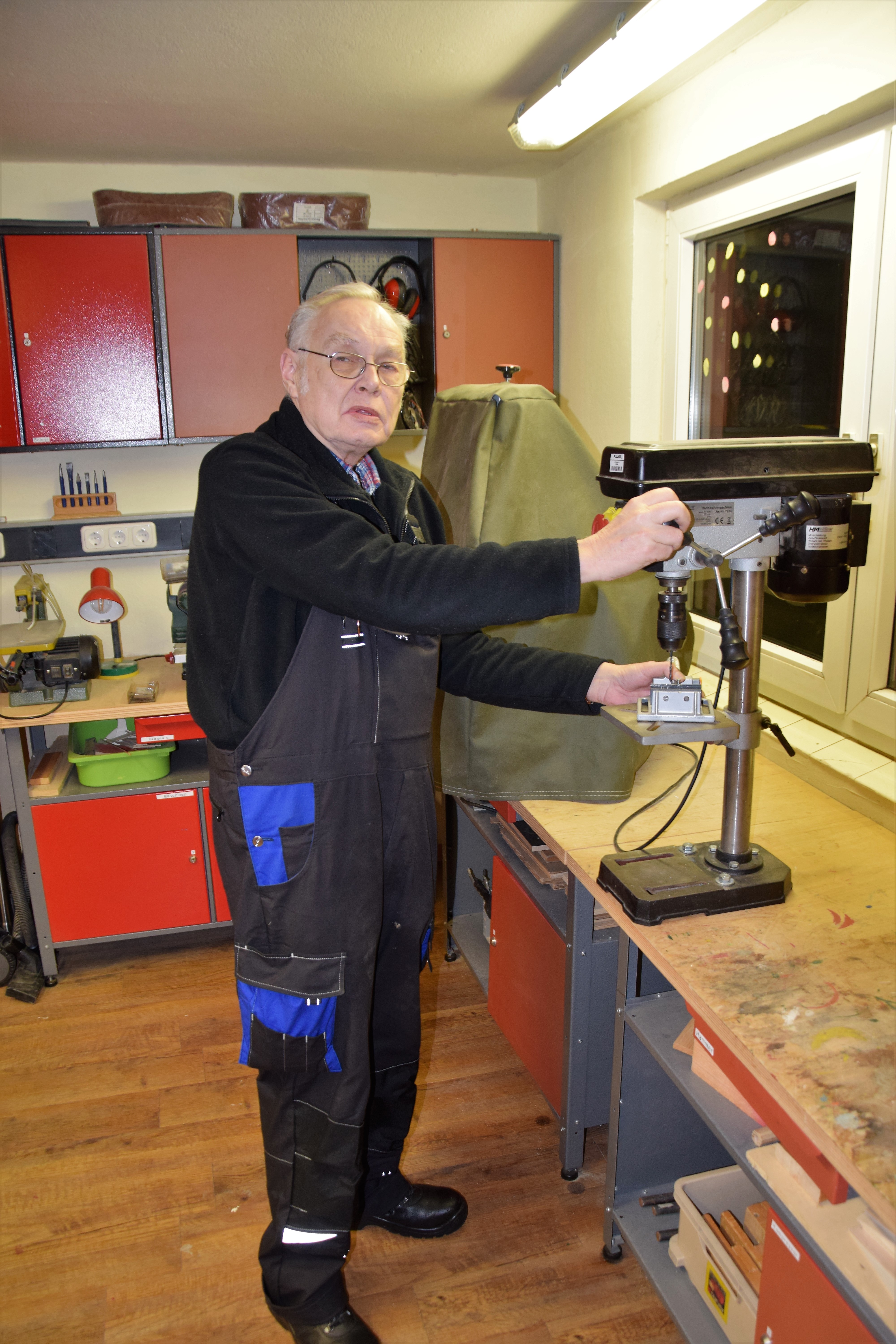 Harry Barwich steht in einer Werkstatt