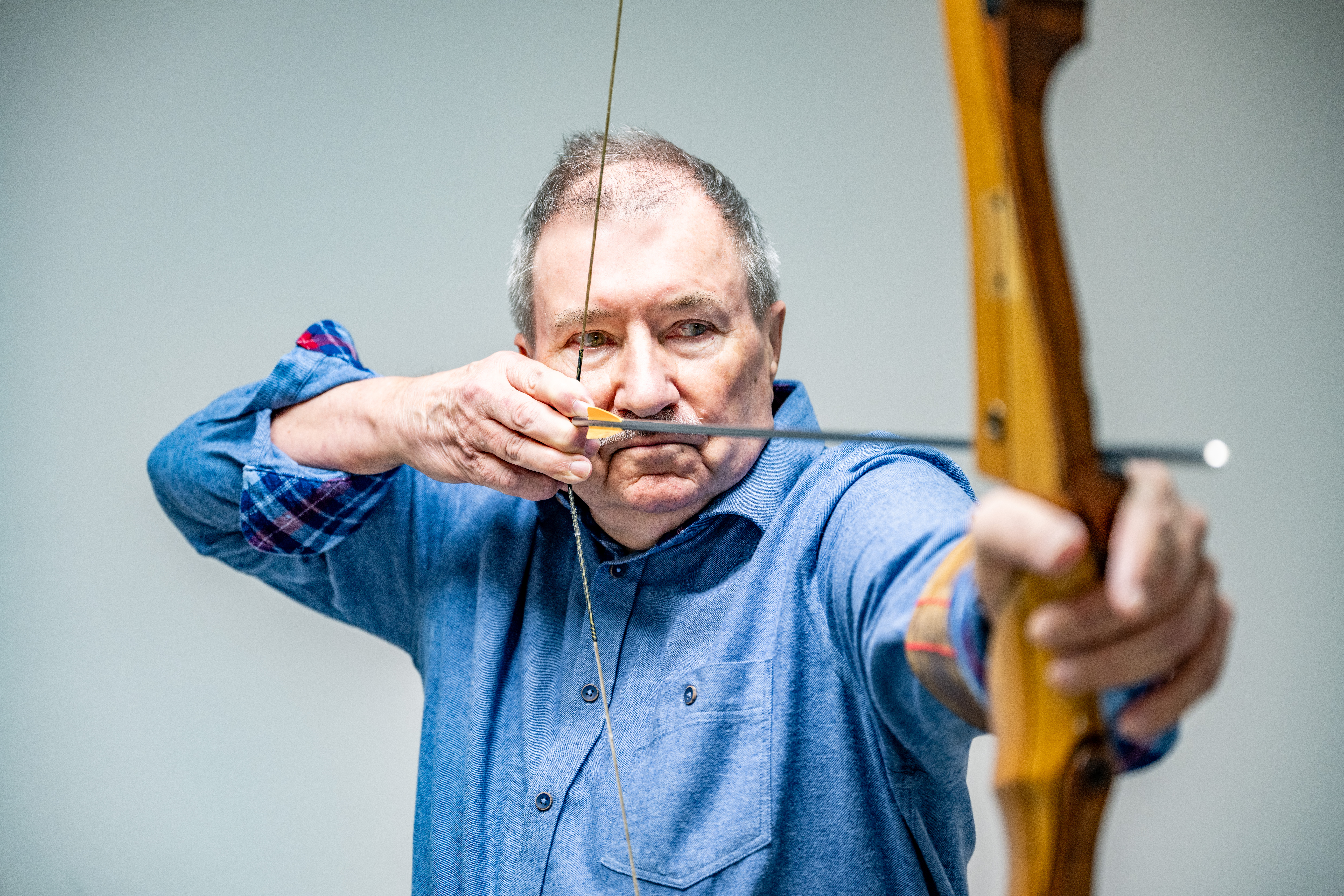 Hermann-Josef Schulte spannt einen Pfeil in einen Bogen