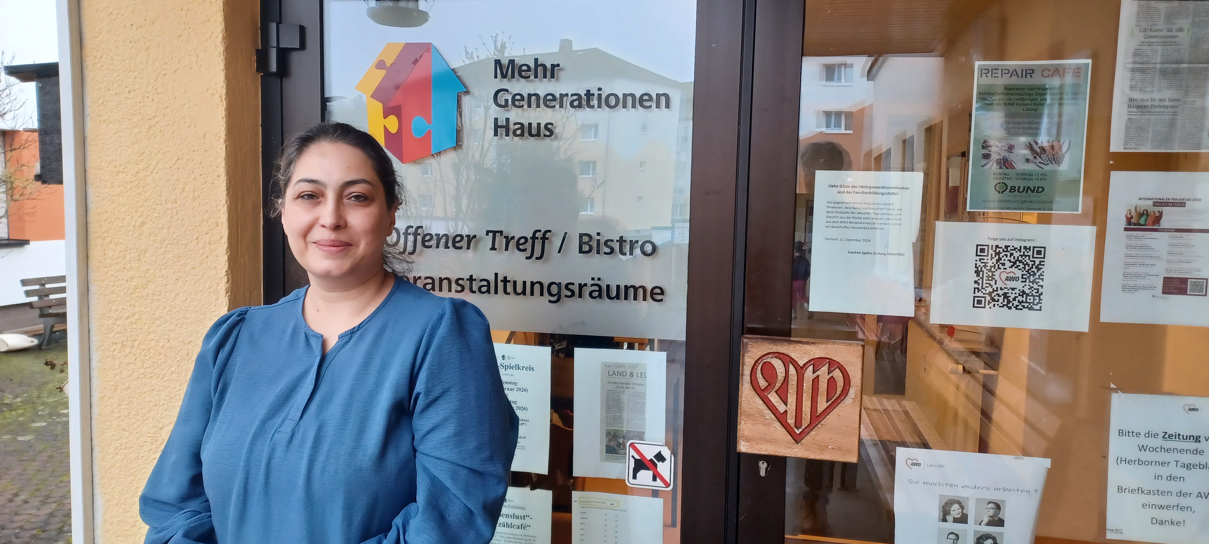 Eine Frau lächelt in die Kamera.