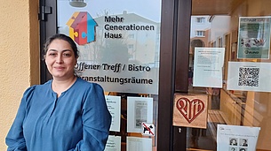 Eine Frau lächelt in die Kamera.