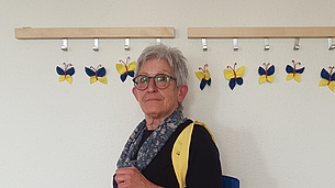 Sigrid Buchwalsky mit selbstgenähter Tasche und Etui