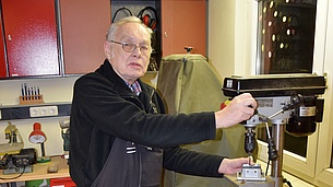 Harry Barwich steht in einer Werkstatt