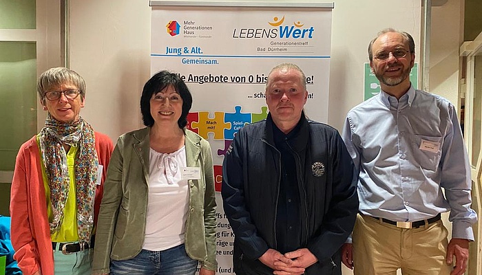 Drei Vertreterinnen und Vertreter des Mehrgenerationenhaus Generationentreff LEBENSWert und Joey Kelly vor einem Roll-up