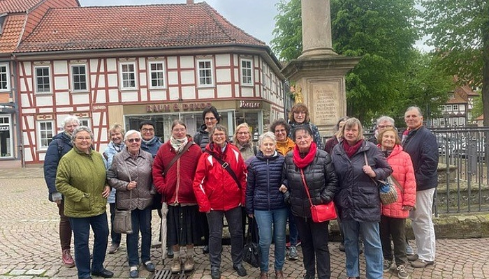 Eine Gruppe Frauen steht vor einem Fachwerkhaus in Duderstadt